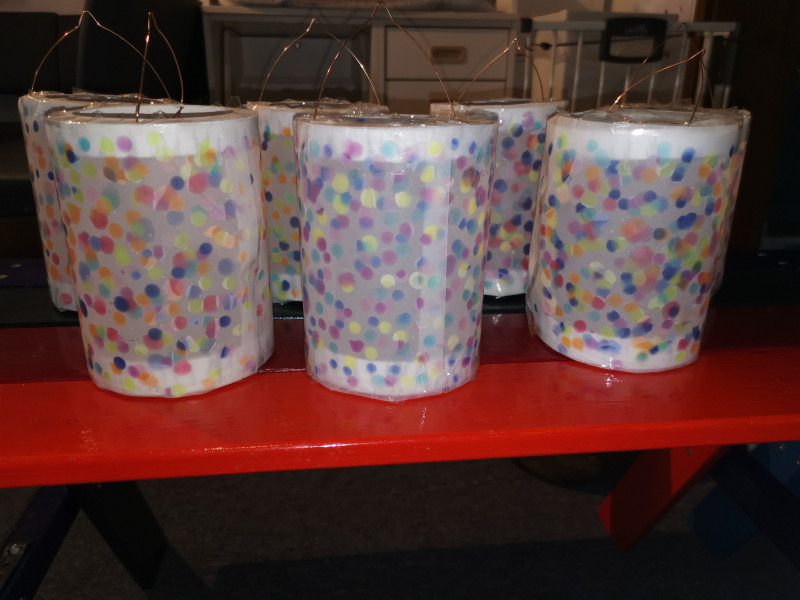 Wir haben Laternen gebastelt.